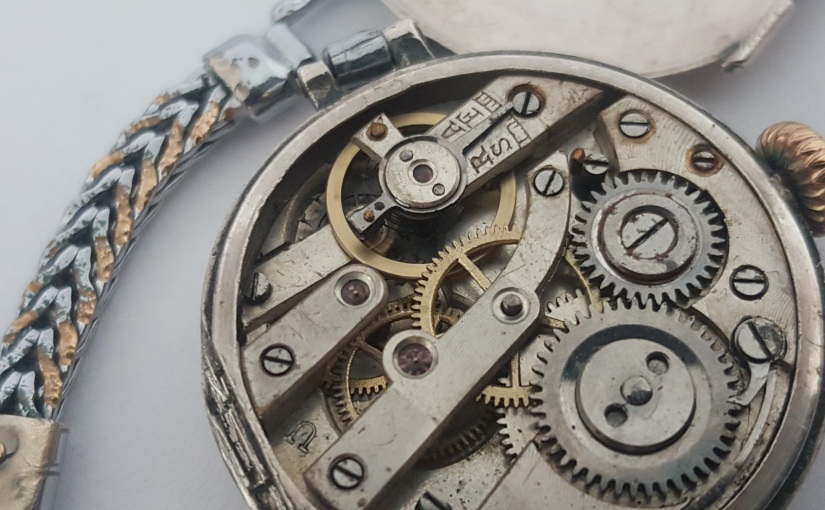 Sachfotografie für Infos über eine alte Taschen- und eine neue Armbanduhr – nicht so einfach – aber für einen Blogartikel reicht’s!